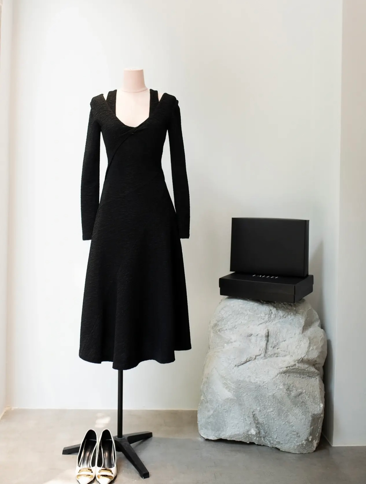 black simple hanging neck dress 