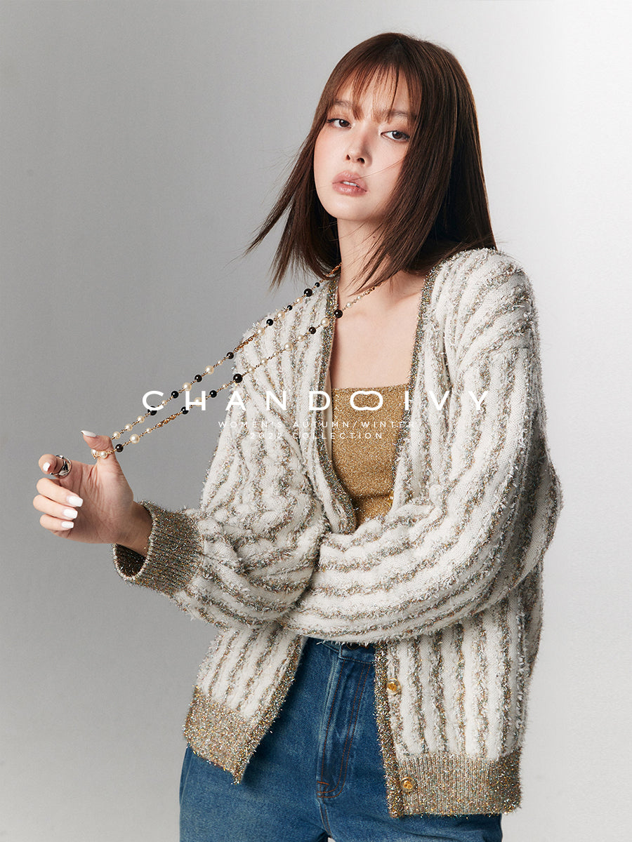 Three-dimensional buckle V-neck knitted cardigan