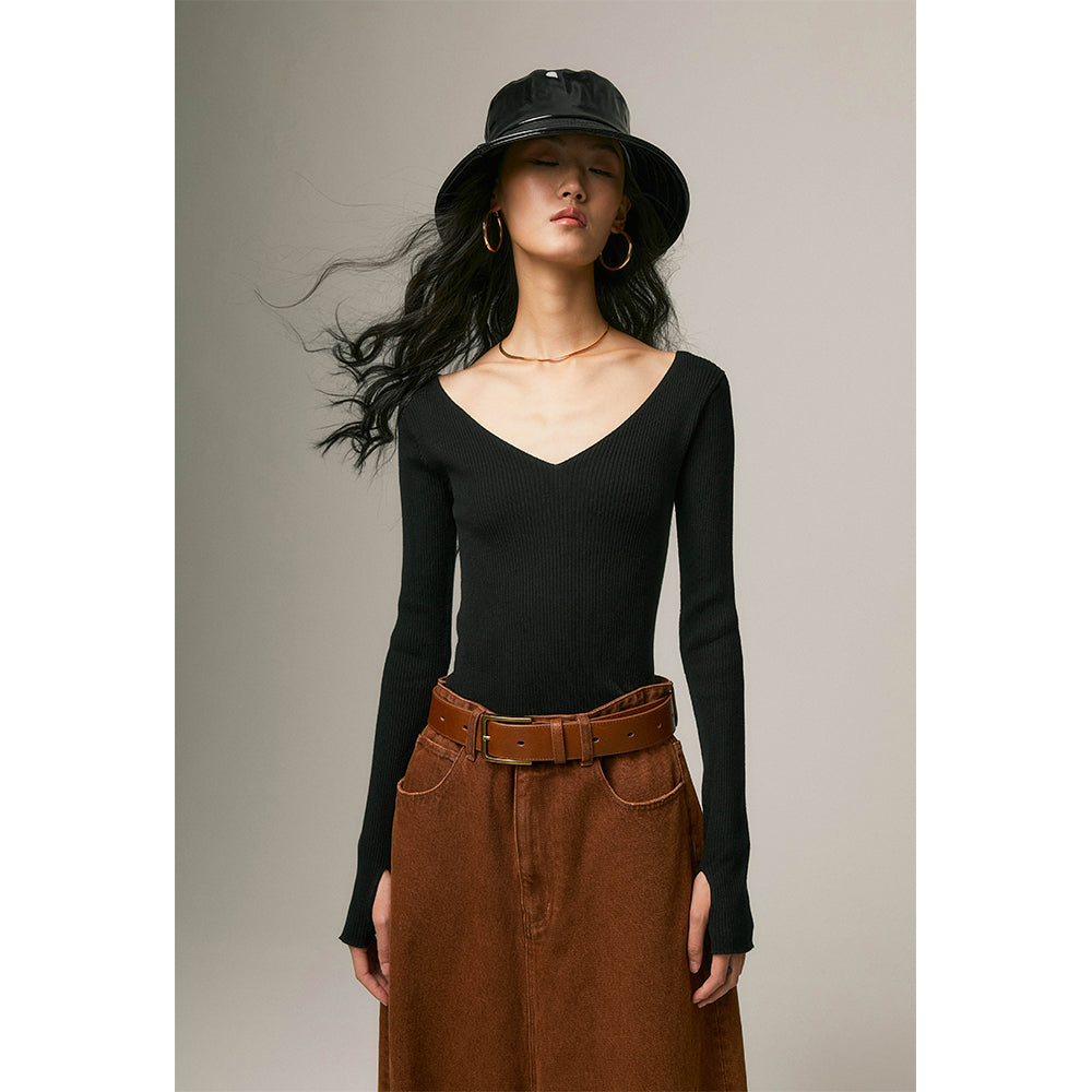 Long-sleeved V-neck solid color top