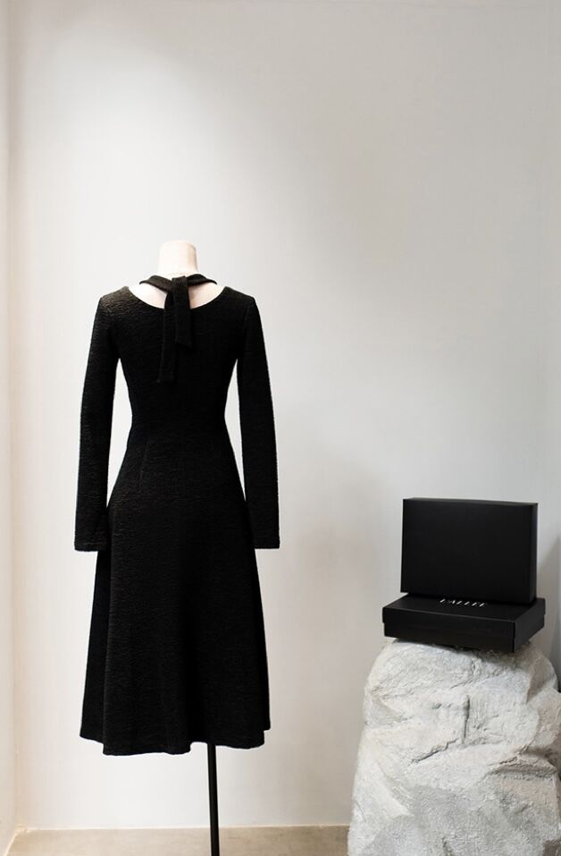 black simple hanging neck dress 